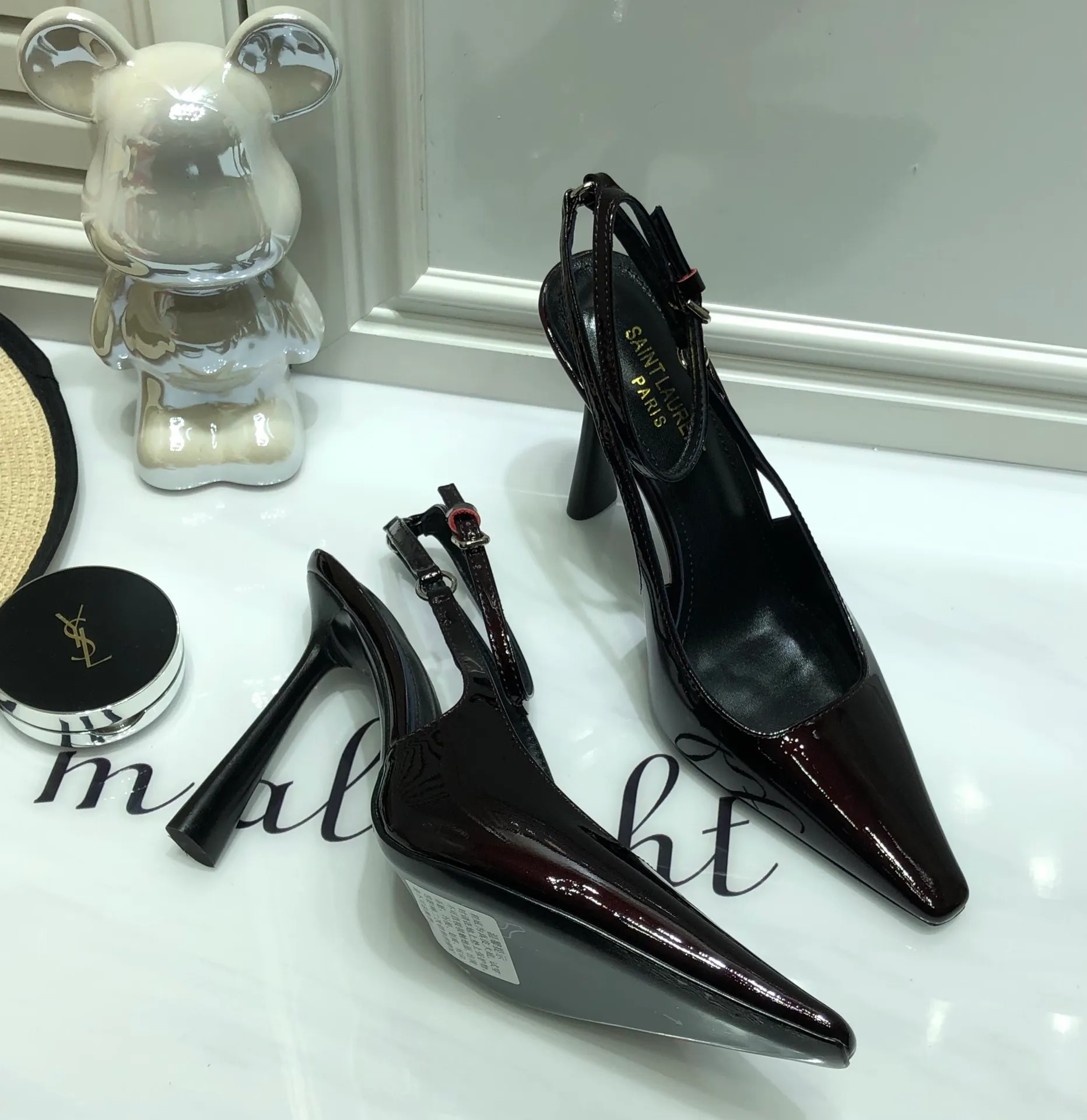👟👟Ex-factory price 560👟👟 Top quality Saint Laurent/Yves Saint Laurent 2024 spring and summer new style👠Small square toe high heels of the same style as Rose. The layered leather high heels are very good at modifying the foot shape. In recent years, SLP has become more and more understanding of women in high heels. ysl beautiful high heels 👠Number of yards: 35-40 (41 customized, non-returnable) Upper: open edge beaded cowhide/patent leather, lining Imported sheepskin lining, sole: genuine leather outsole, heel height: 10cm (heel imported from Italy)